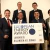 Sie freuten sich über die Auszeichnung mit dem Europäischen Energy Award: (vorne von links) Dieter Mack (Landratsamt Dillingen), Landrat Leo Schrell, Umweltminister Thorsten Glauber, Christian Weber (Landratsamt), Sebastian Hartmann (Energie- und Umweltzentrum Allgäu) sowie (hinten von links) Martin Sambale (Energie- und Umweltzentrum Allgäu) und Leonard Meyer (Bundesgeschäftsstelle European Energy Award).  	