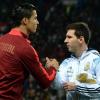 Ronaldo (l) und Lionel Messi konkurrieren wieder einmal um eine Auszeichnung.