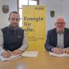 Felix Schwahn (links) von der Firma GP Joule und Scheurings Bürgermeister Konrad Maisterl haben einen Vertrag zum Aufbau eines Nahwärmenetzes unterzeichnet.