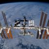 Die Aufnahme zeigt die Internationale Raumstation (ISS) in der Erdumlaufbahn.
