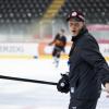 Toni Söderholm ist das erste Mal in seiner neuen Funktion als Trainer des SC Bern auf dem Eis.