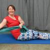 Mit einem Handtuch als Paddel simuliert Susanne Ziegler einige Bewegungsabläufe für das Pilates auf dem Stand-Up-Board.