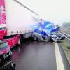 Ein Lastwagen und vier Autos krachten bei Augsburg-Ost ineinander. Foto: FW