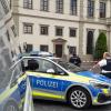 Am Freitagmorgen ist das Augsburger Rathaus wegen einer Bombendrohung geräumt worden. Die Polizei riegelte den Rathausplatz ab und durchsuchte das Gebäude.