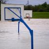 Basketballkörbe stehen in durch das Überlaufen des Flusses Sava bei Zagreb verursachten Überschwemmungen.