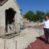 Aktuell sieht es im Kirchhof rund um die katholische St. Georg Kirche noch nicht so aus, als könnte hier in vier Wochen Einweihung gefeiert werden. Doch Pfarrer Andreas Jall ist optimistisch.