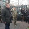 Verteidigungsminister Boris Pistorius legt am Denkmal für die auf dem Maidan getöteten Demonstranten in Kiew einen Kranz nieder.