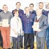 Gruppenfoto bei der Steppacher Feuerwehr mit Gästen und Geehrten (von links): Maria-Stephanie Kemmerling, Ute Anthuber, Thomas Zimmermann, David Rapp, Andreas Kölbl, Sigried Wagner, Kommandant Markus Wiesner, Bernd Edin, Kreisbrandmeister Tobias Kumpfmüller, Alfred Mayer, Vorsitzender Florian Gerbl-Schwabbaur, Bürgermeister Richard Greiner, Philipp Wenger, Stefan Sommer und Simon Kalik. 