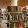 Die Bücherei Friedberg stellt ihr Angebot vor und überreicht den Gewinnern des Lesewettbewerbs ihre Pokale.
