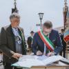 Die Bürgermeister Alexander Herrmann und Maurizio Paoletti unterzeichneten am Samstagvormittag in der Seeanlage die Urkunde für die kommunale Partnerschaft zwischen Schondorf und Boves. 