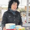 Elke Sada an ihrem Stand Nummer 100 auf dem Töpfermarkt. Sie gewann heuer den Dießener Keramikpreis.