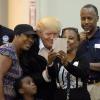 US-Präsident Donald Trump unterhält sich in Houston mit Betroffenen des Tropensturms "Harvey" und macht ein Selfie mit ihnen.