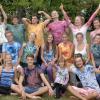 Welch tollen und freudigen Aufenthalt die 25 Mitglieder der Gruppe Freising in Oberliezheim genießen, kann auf diesem Foto an ihren lachenden Gesichtern und den selbst angefertigten Batikshirts abgelesen werden. 