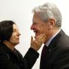Die  Literaturnobelpreisträgerin Herta Müller trifft den Ex-Bundespräsidenten Joachim Gauck zur Eröffnung der «Werkstatt Exilmuseum» und wischt ihm nach einem Begrüßungskuss ihren Lippenstift von der Wange.