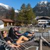 Sonnenbaden statt Skispringen-Gucken: Im Ortskern von Oberstdorf geht es während der WM beschaulich zu. 	