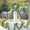 Festlich geschmückt ist der Osterbrunnen in Waltenhausen. 