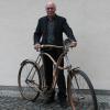 Anton Stehle präsentiert ein Fahrrad aus dem Jahr 1902.