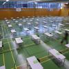 Am Mittwoch startet in Bayern das Abitur. In der Turnhalle des Paul Klee Gymnasiums stehen die Tische mit Namensschildern bereit.