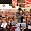 Beim Bezirksmusikfest der Blaskapelle in Unterroth hat Markus Söder das Ministerpräsidentenamt kurzfristig mit dem am Dirigentenpult eingetauscht und sich dabei wacker geschlagen. 