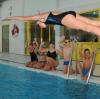 Das Wasser im Hallenbad Fischach wird gesenkt, um Energie zu sparen.