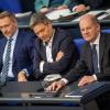 Die Drei von der Zankstelle: Bundeskanzler Olaf Scholz verfolgt neben Robert Habeck und Christian Lindner die Haushaltsdebatte