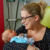 Der kleine Laurin, der an Neujahr um 0.02 Uhr in der Uniklinik zur Welt kam, macht das Glück von Mama Katja aus Adelsried perfekt.