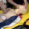 Ein Defibrillator kann bei einem Herzstillstand Leben retten. Je schneller das Gerät zur Stelle ist, desto größer ist die Überlebenschance. (Symbolbild)