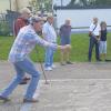 Paul Traub bietet beim ersten Friedberger Seniorentag Boule an. 