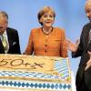 Die Freude über die Torte hielt sich in Grenzen. Kanzlerin Angela Merkel ließ ihre Torte einfach stehen.