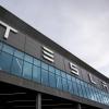 Über dem Eingang der Tesla Fabrik steht der Schriftzug «Tesla».
