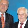 Für mehr als 40 Jahre in der Kommunalpolitik erhielt Helmut Kiechle von Innenminister Herrmann die bayerische Verdienstmedaille.  