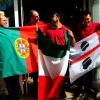 Nach einem bisschen hin und her ist man sich schließlich einig: Weder  Portugal noch Italien werden die WM gewinnen, die Flaggen werden dennoch gehisst. Auch Sardiniens  
Flagge (rechts) musste mit.