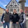 Tobias Hartmann (Mitte) wird zur kommenden Saison Trainer des Handball-Landesligisten TSV Niederraunau. Teammanager Michael Thalhofer und Abteilungsleiter Bernd Maisch begrüßen ihn in Krumbach.  