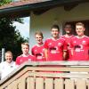 Thomas Fackler (links) ist neuer Trainer beim SV Egg an der Günz, Manuel Meßner (rechts) unterstützt ihn als Sportlicher Leiter. Dazwischen posieren die fünf Neuzugänge Jakob Thoma, Tobias Kutt, Patrick Baur, Timo Ehlert und Florian Koros.