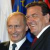 Der damalige Bundeskanzler Gerhard Schröder (SPD, r) im Jahr 2005 mit Russlands Präsident Wladimir Putin.