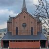 Die Petruskirche, wie sie sich heute zeigt. 1972 kam eine neue Orgel ins Gotteshaus, ebenso wie Bronzereliefs auf den neuen Portaltüren in der Nordostfront des Gebäudes. 	