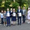 Lehrkräfte und Ehrengäste mit den Schulbesten der zehnten Klassen. Unser Bild zeigt: (von links) Matthias Winzig, Konrektor, Rita Baumbach, Klassenlehrerin 10bm, Karin Virag, Rektorin, Thomas Gref, Klasse 10bm, Arnold Kraschinski, Klassenlehrer 10am, Laura-Marie Oellermann, Klasse 10bm, Philipp Jehle, Klasse 10am, Gerhard Weiß, 2. Bürgermeister, Sabine Turek in Vertretung der Raiffeisenbank Schwaben Mitte, Jürgen Däxle-Lauer, Elternbeiratsvorsitzender. 