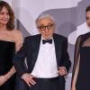 Valerie Lemercier (l-r), Woody Allen und Lou de Laage bei der Premiere von «Coup de Chance» in Venedig.