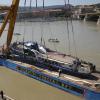 Ein Kran hebt das Schiffswrack des gesunkenen Ausflugsschiffs "Hableany" aus der Donau bei Budapest. Der Kapitän wurde nun gegen Kaution aus der Untersuchungshaft entlassen.