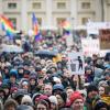 Menschen stehen während der Demonstrationen «Potsdam wehrt sich» auf dem Alten Markt.