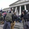 Mitglieder der rechtsextremen Miliz "Oath Keepers" stehen am 6. Januar 2021 an der Ostseite des US-Kapitols.  