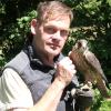 Schon seit er zwölf Jahre alt ist, beschäftigt sich Jürgen Lutzenberger aus Egelhofen mit Greifvögeln. In seinen Volieren hält er eigene Tiere und nimmt auch „Pensionsgäste“ auf. 	