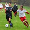 Großkötz kämpfte und wurde mit einem Punkt belohnt. Hier führt Alexander Erdmann den Ball im Zweikampf mit dem Offinger Daniel Schönberger. 	