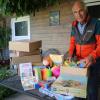 Rudi Ruf vom Rotary Club Mindelheim hat in seinem Garten die Ferienkisten für die Kinder finanziell schwächerer Familien gepackt. 	