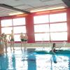„Gemeinsame Wassertage“ erlebten die Schüler der 5. Klassen aus der Realschule Bergen und der Schule am Lechrain Aindling auch im Schwimmbad.  