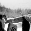 Pilotenausbildung im Zeichen des Unrechts: Kurzzeitig waren zwischen Niederraunau und Krumbach auch motorisierte Schulflugzeuge stationiert. Kleines Bild rechts: Hardy Krüger. Kleines Bild links: Ein Strauch steht auf dem Krumbacher Westfriedhof an der Stelle, an der sich das Grab des in Krumbach bekannten „Fluglehrers Schneider“ befand.  	