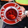 Bei einer Verkehrskontrolle hat die Polizei in Petersdorf einen  Autofahrer gestoppt, der mutmaßlich gleich mehrere Verkehrsdelikte begangen hat. 