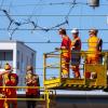 Arbeiter reparieren am Bahnhof Laim eine abgerissene Oberleitung.