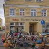 Was gab es da auf dem Altstadtflohmarkt in Nördlingen am Samstag nicht alles zu entdecken: Spielsachen, Kleider, Schuhe, Schmuck, Kunstgegenstände oder Körbe. Gerade am Vormittag war der Flohmarkt sehr gut besucht, die Besucherinnen und Besucher bummelten durch die Straßen. Unser Fotograf Josef Heckl war mit seiner Kamera unterwegs und hat einige Impressionen eingefangen.