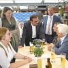 Minister Klaus Holetschek suchte beim CSU-Wahlkampfauftakt das Gespräch mit seinen Anhängern, rechts Landtagsabgeordneter  Wolfang Fackler, links Gastgeberin Claudia Marb.